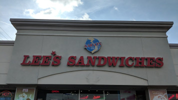 Lee's Sandwiches outside