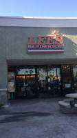 Lee's Sandwiches outside