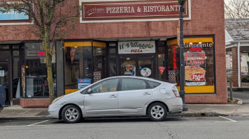 Il Villaggio Pizza outside