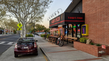 T-bird's Pizza outside