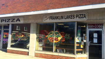 Franklin Lakes Pizza outside