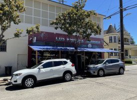 Los Pericos Taqueria outside