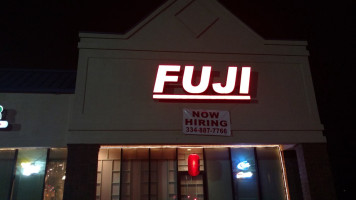 Fuji Sushi outside