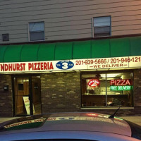 Lyndhurst Pizza outside