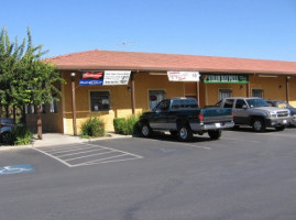 Straw Hat Pizza outside