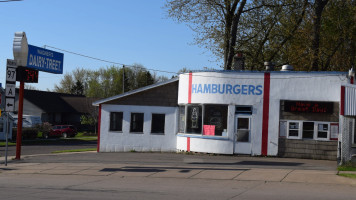 Wagner's Dairy Treet outside