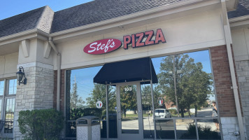 Stef’s Pizza outside