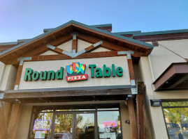 Round Table Pizza outside