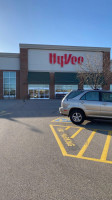 Hy-vee Market Grille outside