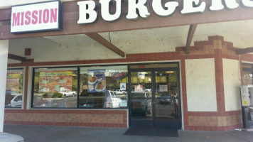 Mission Burgers outside