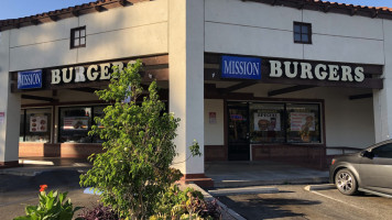 Mission Burgers outside