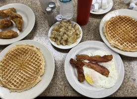 Lincoln's Waffle Shop food