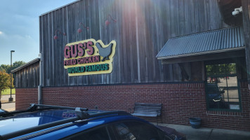 Gus's World Famous Fried Chicken outside