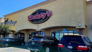 Shakey's Pizza Parlor outside