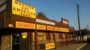 Los Primos Taqueria Y outside