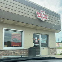 Toppers Pizza outside