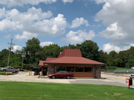 Jim Neely's Interstate -b-q outside