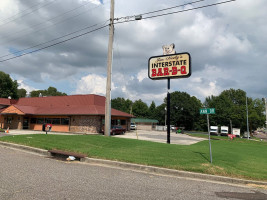 Jim Neely's Interstate -b-q outside