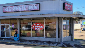 Big Apple Inn outside