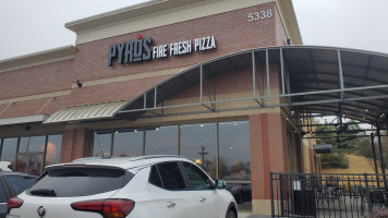 Pyro's Fire Fresh Pizza outside