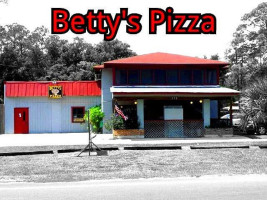 Betty's Pizza Subs outside