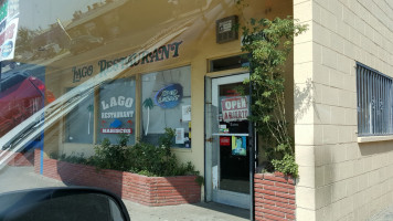 El Lago Mariscos outside