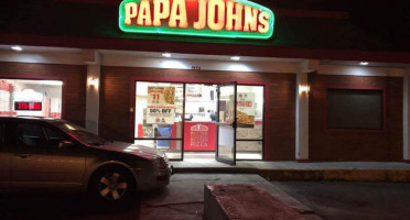 Papa Johns Pizza outside