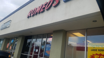 Romeo's Pizza outside