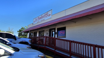 Le Bakery outside