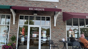 Ricardo's Pizza food