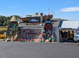 Ray's Lobster Landing outside