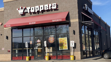 Toppers Pizza outside