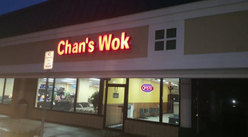 Chan's Wok outside