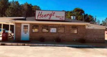 Henry's Burgers Cream outside