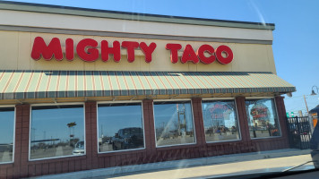 Mighty Taco outside