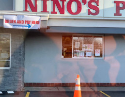 Nino's Pizzeria food