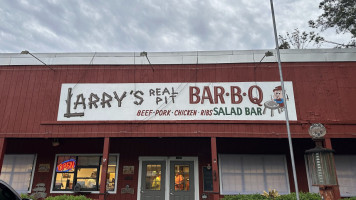 Larry's Real Pit -b-q outside