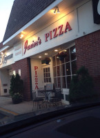 Junior's Pizza food