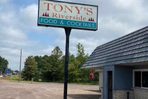 Tony's Riverside food