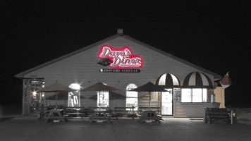 Dave's Diner outside