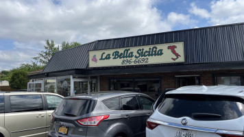 La Bella Sicilia outside