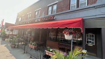 Romeo Juliet's Cafeé Bakery outside