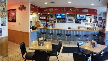 Zahz Pizza inside