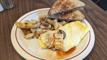 Linda's Family Diner food