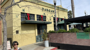 Dargans Irish Pub outside