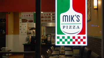 Mik's Pizza food