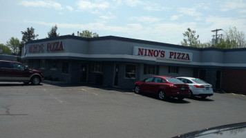 Nino's Pizza outside