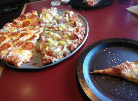 Round Table Pizza food