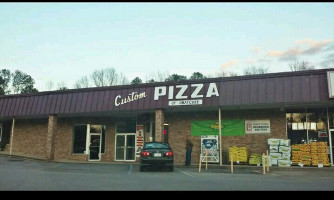 Custom Pizza Of Ohatchee outside