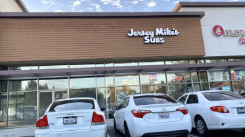 Jersey Mike's Subs outside